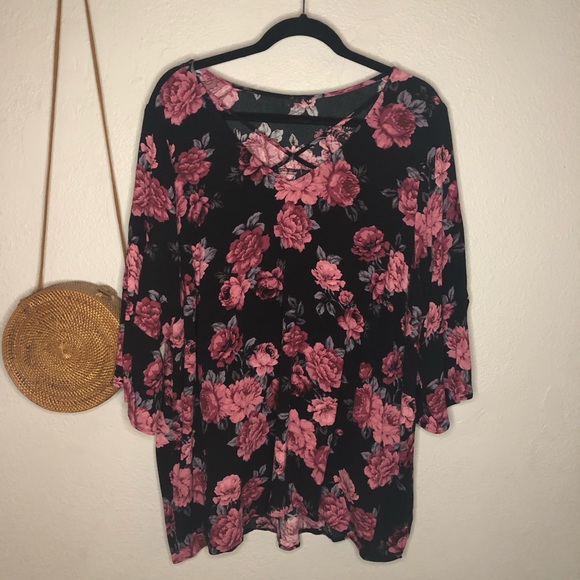 Torrid Rose Floral Print Cross Font Top 4x - Picture 2 of 7